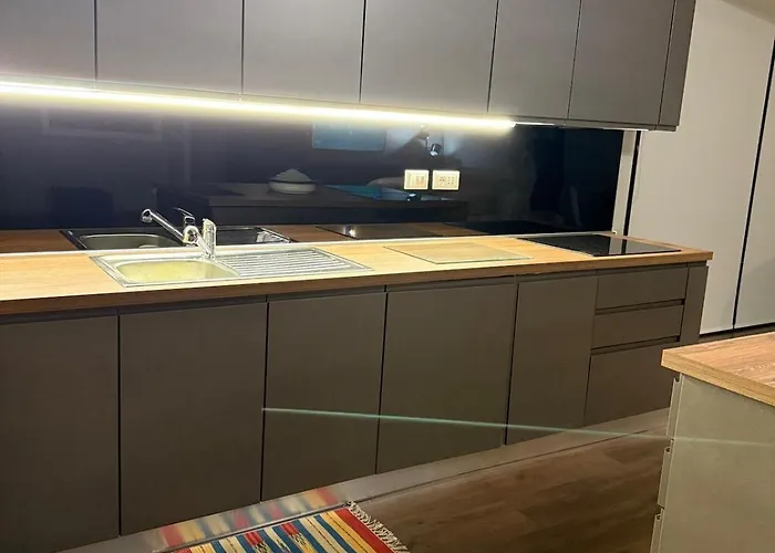 Elegant Office With A View 아파트 *