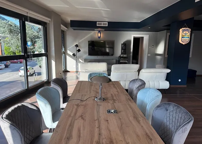 Elegant Office With A View 아파트 *